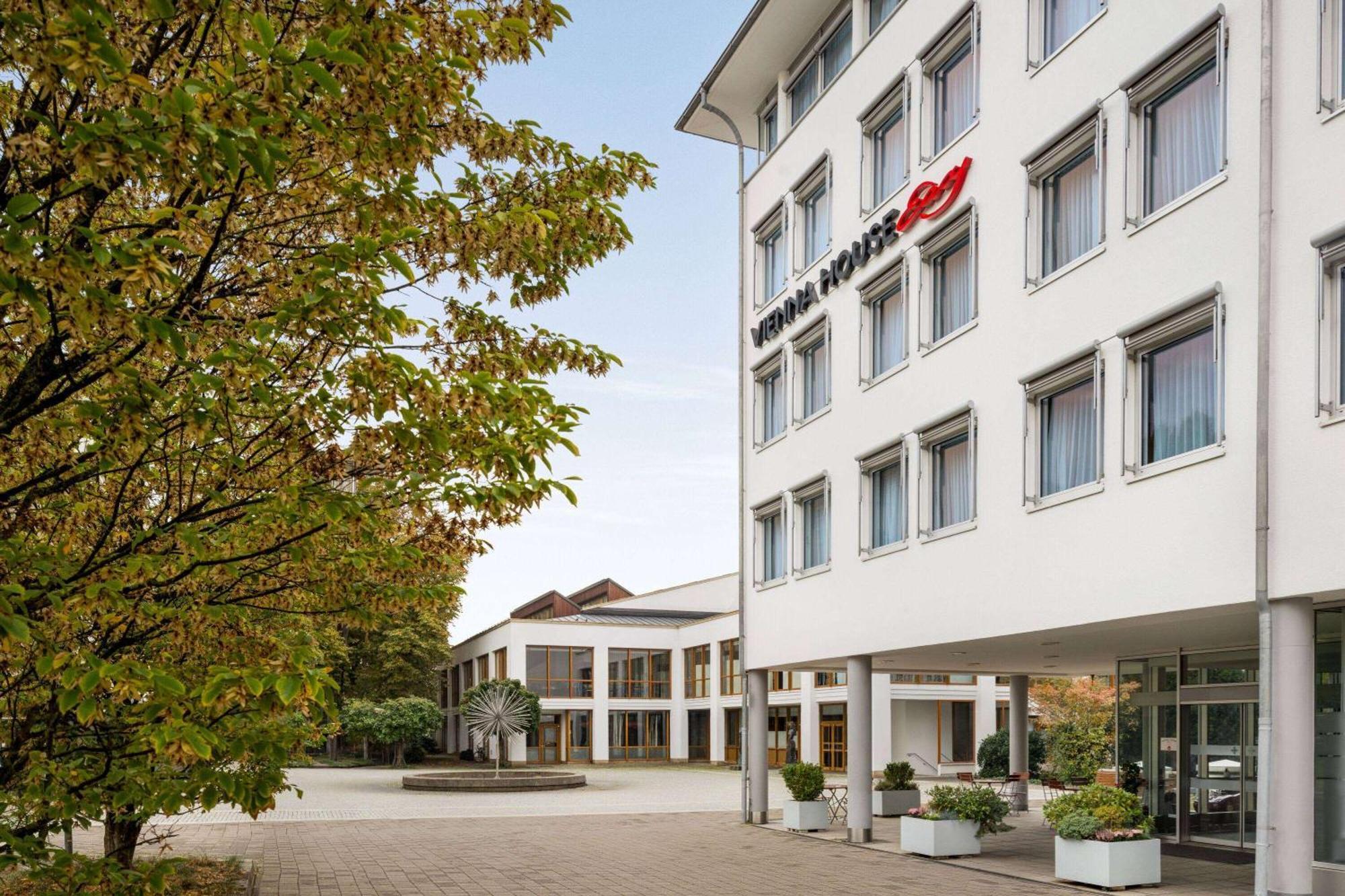 Vienna House Easy By Wyndham Guenzburg Hotel Bagian luar foto