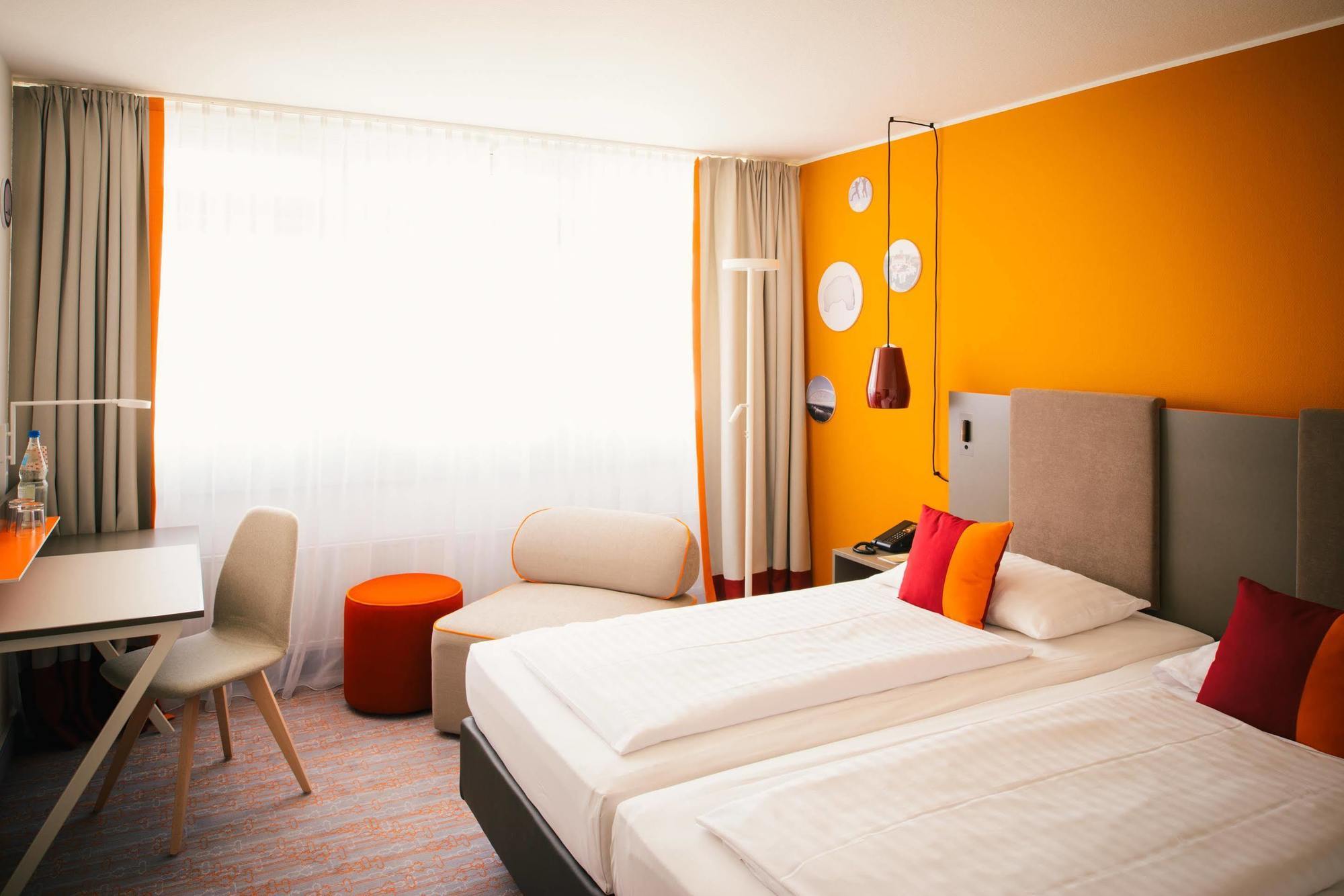 Vienna House Easy By Wyndham Guenzburg Hotel Bagian luar foto